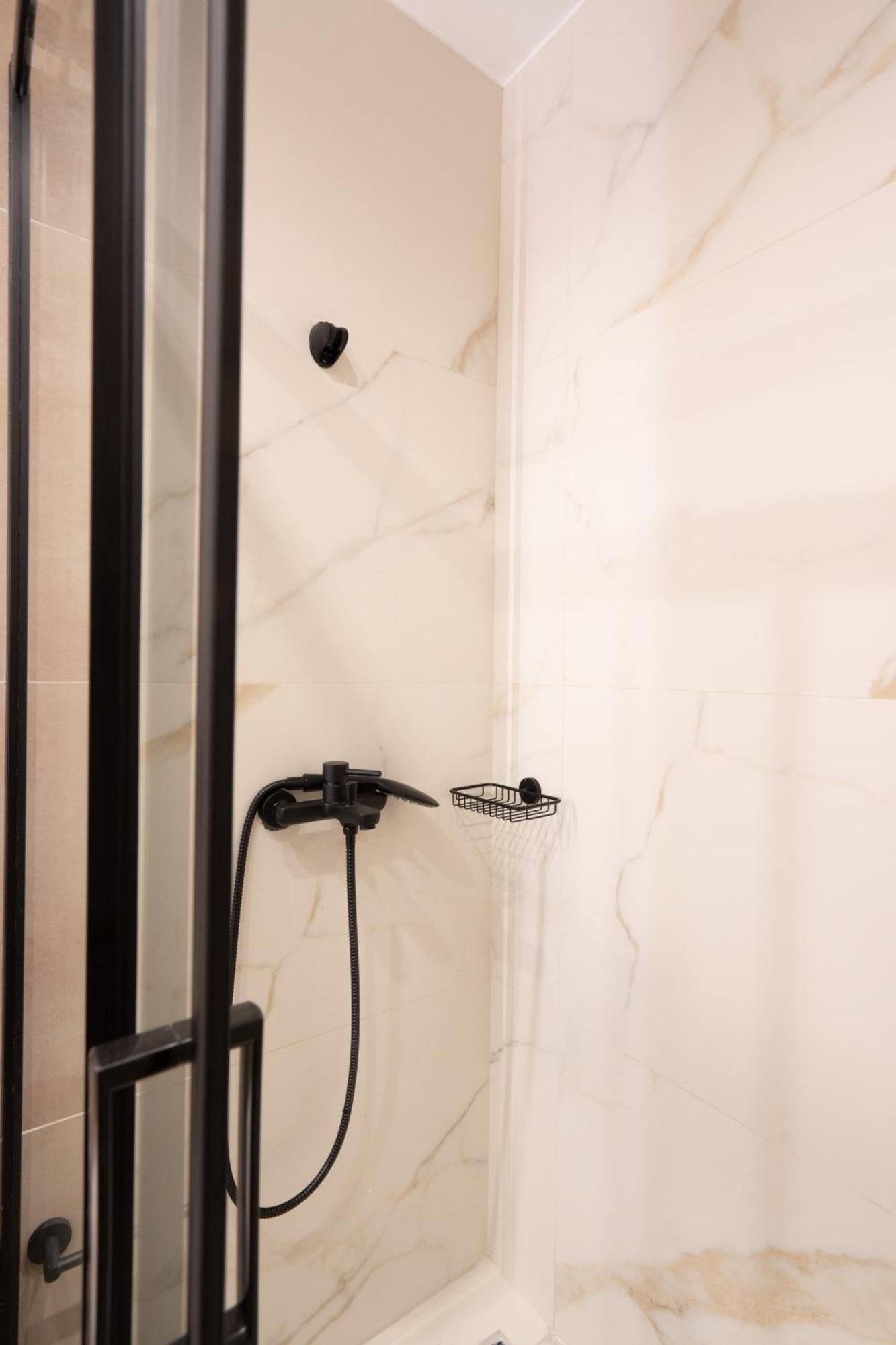 Luxury 4 Bedrooms Apartment Near Flisvos Marina بيرايوس المظهر الخارجي الصورة