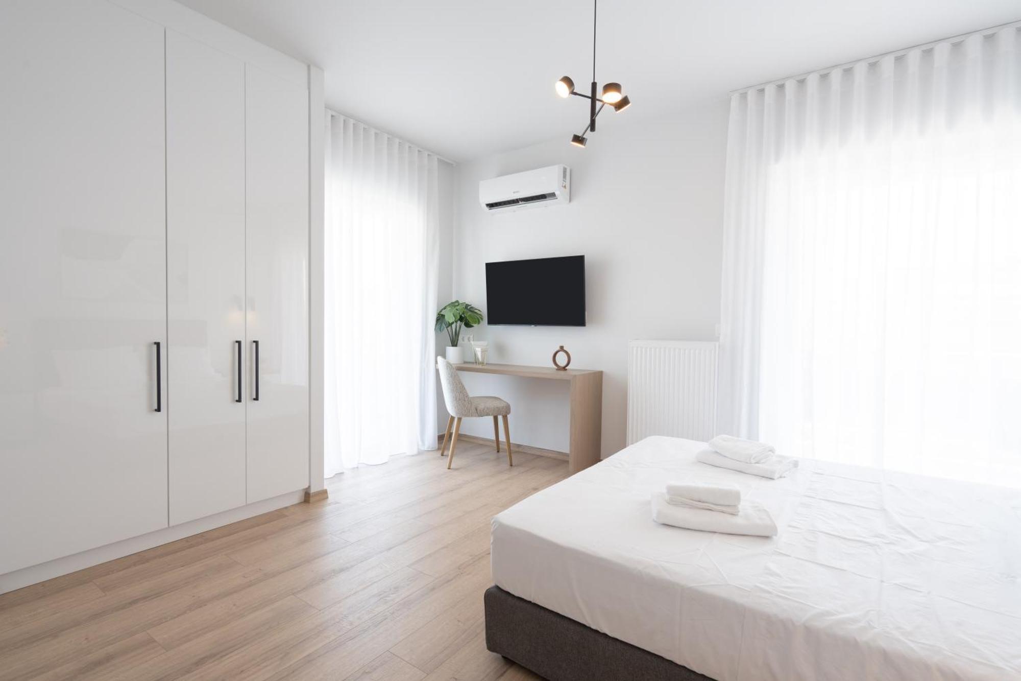 Luxury 4 Bedrooms Apartment Near Flisvos Marina بيرايوس المظهر الخارجي الصورة
