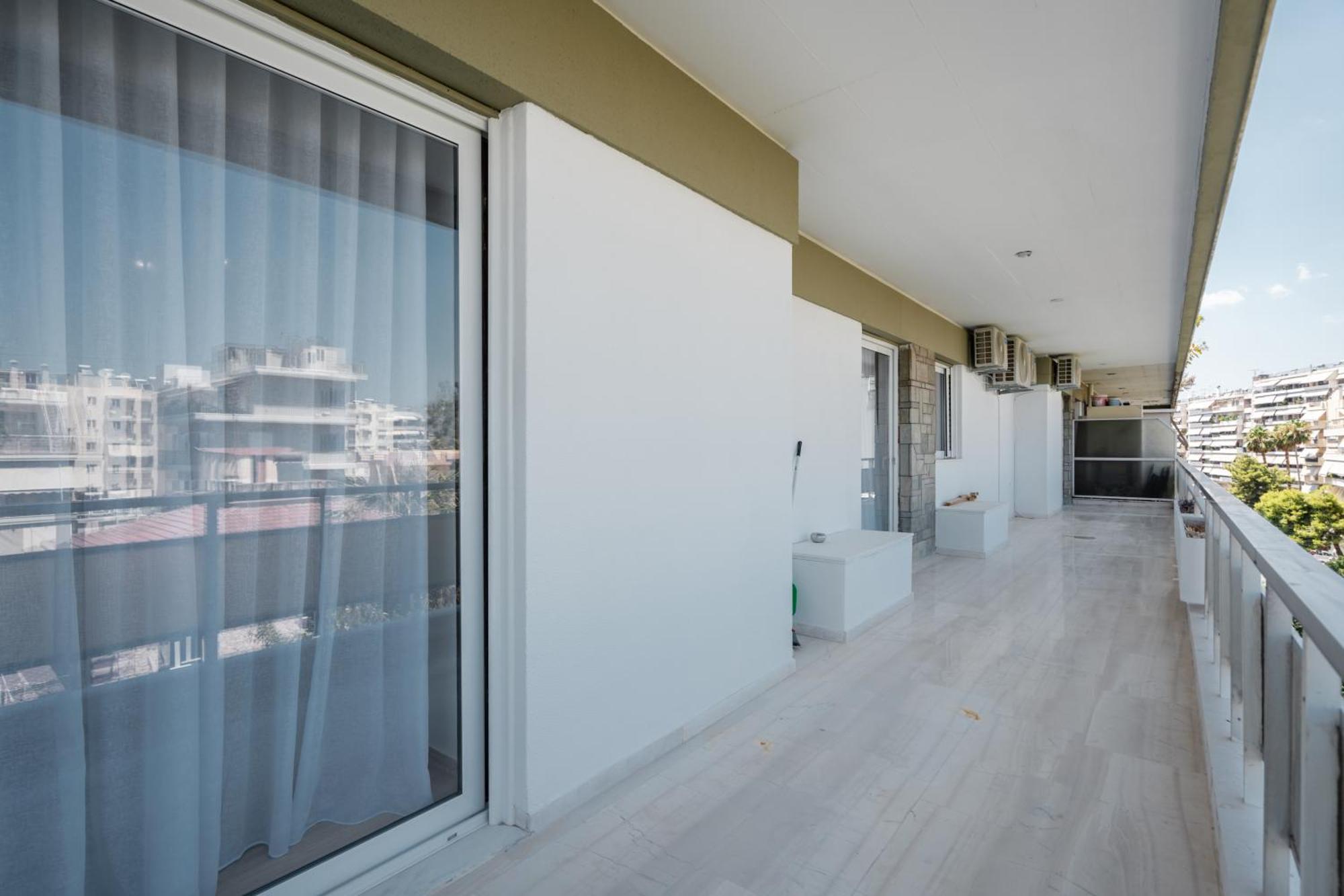 Luxury 4 Bedrooms Apartment Near Flisvos Marina بيرايوس المظهر الخارجي الصورة