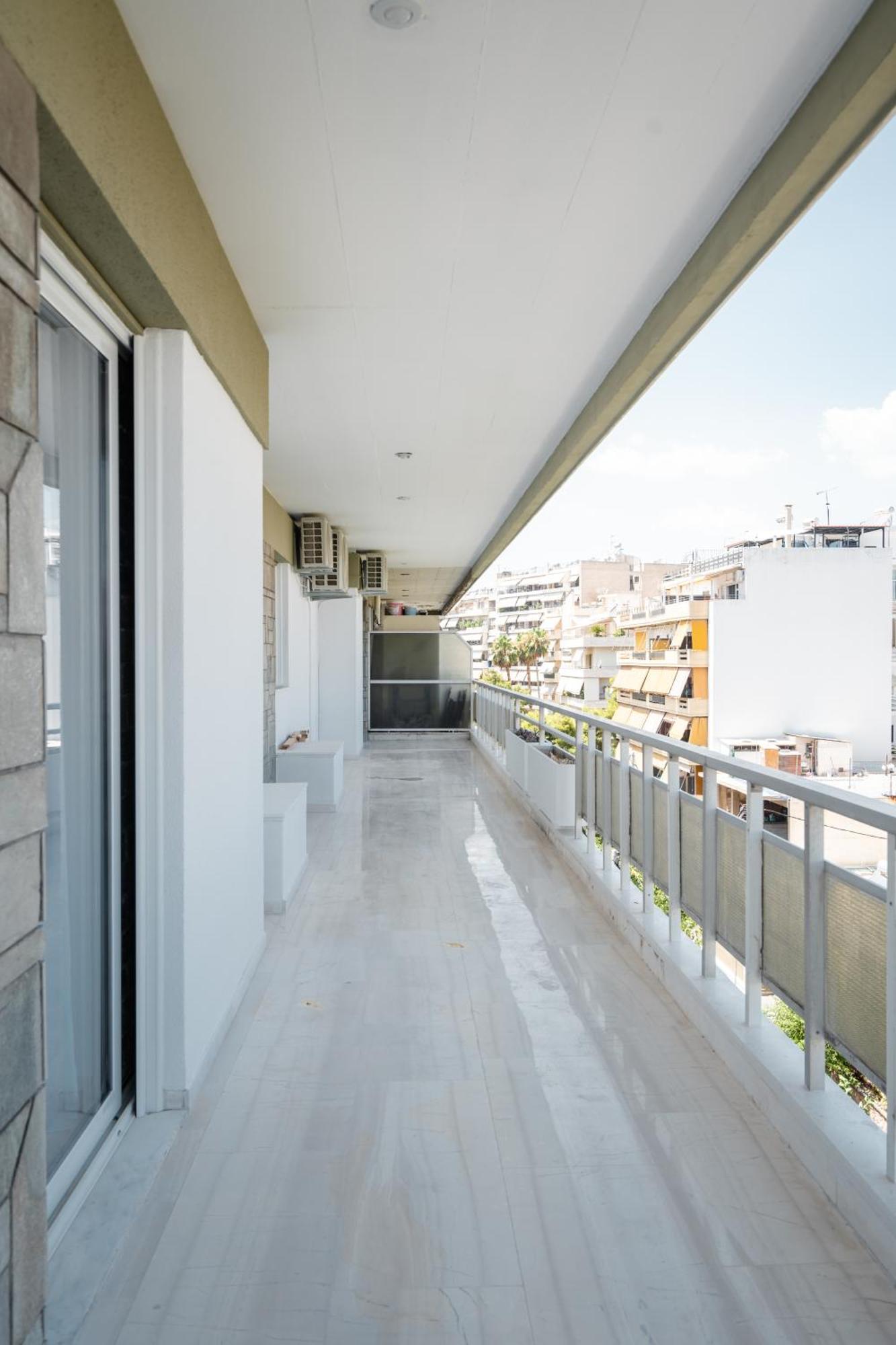 Luxury 4 Bedrooms Apartment Near Flisvos Marina بيرايوس المظهر الخارجي الصورة