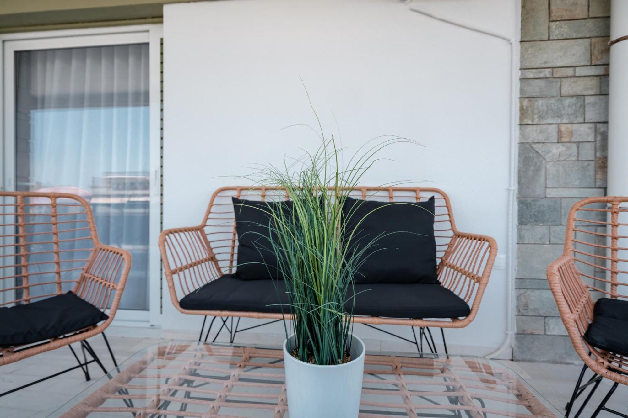 Luxury 4 Bedrooms Apartment Near Flisvos Marina بيرايوس المظهر الخارجي الصورة
